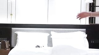 【7BOSS探花】约了个神似某个网红的小妹气质优雅兔女郎制服后入怼起来_表情淫荡声音迷人