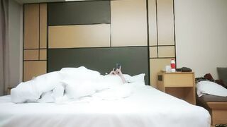 【利哥探花】170CM极品外围，笑起来甜美大长腿，镜头前展示口活，舔逼抬起美腿抽插，骑乘打桩猛操