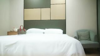 【利哥探花】大长腿外围妹，黑丝大屁股翘着口交，近距离视角拍摄，骑在身上往下猛坐