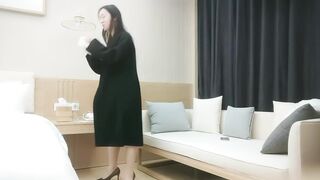 【利哥探花】文静乖巧眼镜妹，蹲着深喉口交脱掉衣服，揉穴正入抽插猛操，穿高跟鞋双腿肩上扛
