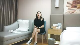 【利哥探花】深夜场黑裙小少妇，情趣装黑丝袜扭动屁股，翘起大屁股舔屌，正入抽插打桩猛操