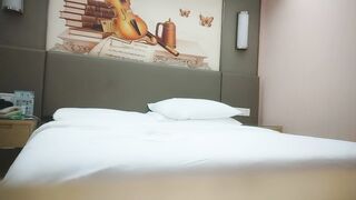 【利哥探花】深夜场黑裙小少妇，情趣装黑丝袜扭动屁股，翘起大屁股舔屌，正入抽插打桩猛操