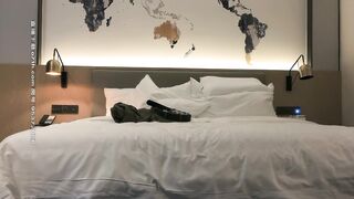 【小宝寻花】约了个白衣高颜值妹子，床上骑坐摸奶抽插抬腿侧入大力猛操