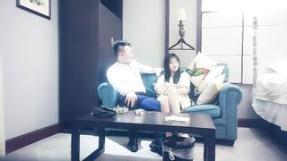 【赵总寻花】极品天然白虎馒头嫩逼学生妹，赵总直接无套内射，射完又让小天来体验这个馒头逼，无奈小穴太紧几下就败阵退场