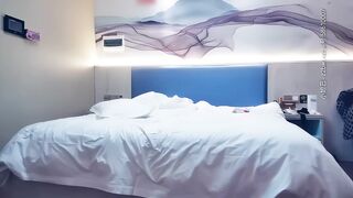 【黄先生探花】气质少妇穿上情趣球衣跪地口交，主动趴镜头前后入，一对奶子晃晕观众