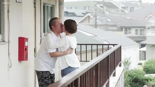 JUR-598 [中文字幕] 巨乳人妻轻柔一句「都交给我」，融化中年大叔寂寞。身心在甜蜜放纵的性爱中沉沦，欲罢不能。- 宍户里帆