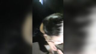 开着宝马王的小情侣，肉肉的女友带个眼镜卖力深喉户外车震无套啪啪疯狂舔逼