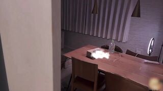 极品女神校花，裤袜水手服半夜的夜袭，用丝袜摩擦男人的大腿，撩拨得他春心荡漾。