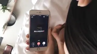 女大学生援交，被操的时候主动交代以前有没有被颜射过，期间男朋友还打来电话。