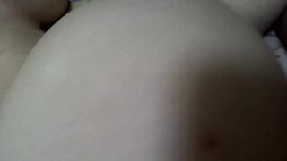 河南某校水嫩漂亮的大学美女背着男友和校友偷情,道具把逼玩的淫水都流一床