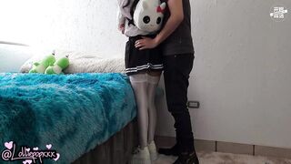 调教高中小罗莉，极品妹子被按在床上打屁股