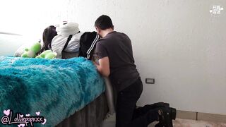 调教高中小罗莉，极品妹子被按在床上打屁股