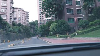 《OL性感女白领下班被司机尾随入室强制绑架》下班随意拦的一辆车，竟成了女白领的…