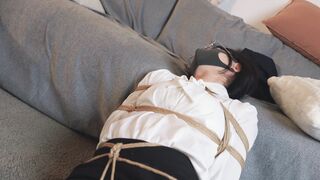 《OL性感女白领下班被司机尾随入室强制绑架》下班随意拦的一辆车，竟成了女白领的…