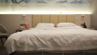 【小马探花】昨晚少妇返场带上姐妹双飞大战，双女黑丝边口边舔左右扣逼，骑乘猛操拉着手后入，中场休息再换个女干