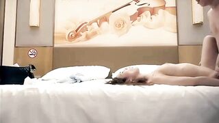 漂亮援交妹子身材好，被插手撕床单，被干到小b疼