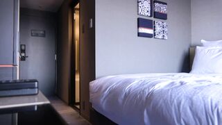 一个可爱的女孩，有一个控制欲很强的男朋友，只有两个性伴侣，来玩了。