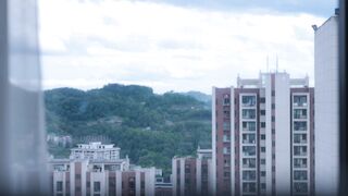 丝米】《狩猎日记之下班的少妇》黑丝少妇回家，遭陌生男捂晕。直臂捆绑，塞上假阳口罩，逃至客厅被发现继续捂晕，换假阳口球，继续抵抗遭丝袜套头,呼吸困难。束缚带固定吊起,口球